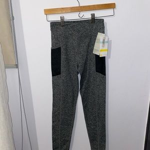 Long gray leggings with black pockets